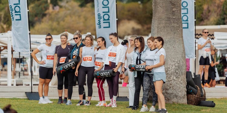 Η Chief People Officer του ΟΠΑΠ, Αιμιλία Στέλιαρου, και η Chief Legal, Regulatory & Compliance Officer, Νάνση Βέρρα με την ομάδα του ΟΠΑΠ στο Ladies Run