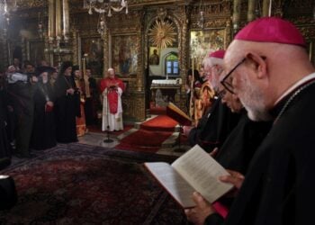 O Οικουμενικός Πατριάρχης Βαρθολομαίος και ο Πάπας Λέων ΙΔ χοροστατούν στην δοξολογία στον Πατριαρχικό  Ι.Ν Αγίου Γεωργίου στο Φανάρι (φωτ.: ΑΠΕ-ΜΠΕ/Αλέξανδρος Μπελτές)