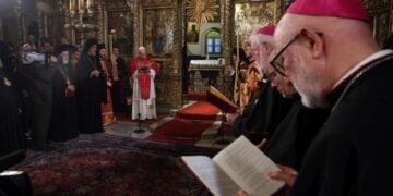 O Οικουμενικός Πατριάρχης Βαρθολομαίος και ο Πάπας Λέων ΙΔ χοροστατούν στην δοξολογία στον Πατριαρχικό  Ι.Ν Αγίου Γεωργίου στο Φανάρι (φωτ.: ΑΠΕ-ΜΠΕ/Αλέξανδρος Μπελτές)