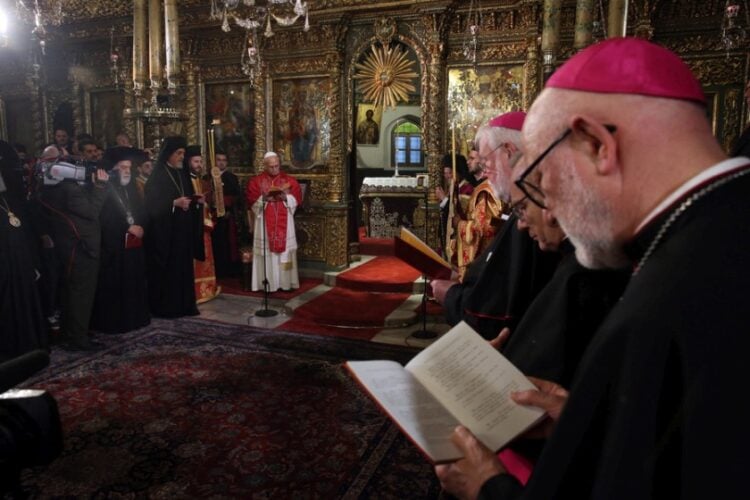 O Οικουμενικός Πατριάρχης Βαρθολομαίος και ο Πάπας Λέων ΙΔ χοροστατούν στην δοξολογία στον Πατριαρχικό Ι.Ν Αγίου Γεωργίου στο Φανάρι (φωτ.: ΑΠΕ-ΜΠΕ/Αλέξανδρος Μπελτές)