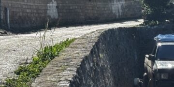 Το σημείο σε δρόμο στον Άγιο Νικόλαο Σπάτων, στο Δήμο Δυτικής Αχαΐας όπου αρχικά είχε ειπωθεί ότι συνέβη η πτώση από την μάντρα του 3χρονου αγοριού και του 25χρονου θείου του, την Τετάρτη 12 Νοεμβρίου (Χρήστος Στρατουλάκος/ apohxos.gr/EUROKINISSI)