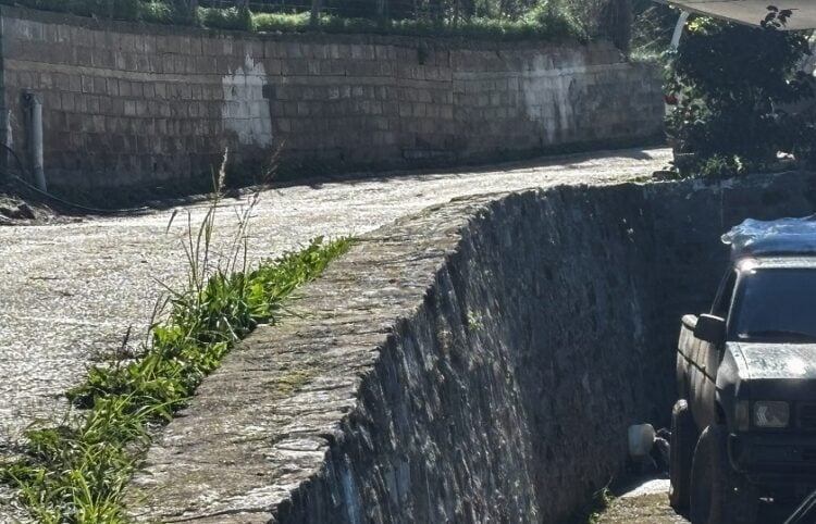 Το σημείο σε δρόμο στον Άγιο Νικόλαο Σπάτων, στο Δήμο Δυτικής Αχαΐας όπου αρχικά είχε ειπωθεί ότι συνέβη η πτώση από την μάντρα του 3χρονου αγοριού και του 25χρονου θείου του, την Τετάρτη 12 Νοεμβρίου (Χρήστος Στρατουλάκος/ apohxos.gr/EUROKINISSI)