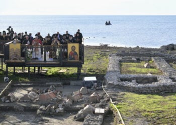 Ο Πάπας Λέων ΙΔ' και ο Οικουμενικός Πατριάρχης Βαρθολομαίος, μαζί με εκπροσώπους άλλων Εκκλησιών, στη Νίκαια της Βιθυνίας, στο χώρο των ερειπίων της βασιλικής του Αγίου Νεοφύτου (φωτ.: EPA / Alessandro di Meo)