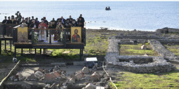 Ο Πάπας Λέων ΙΔ' και ο Οικουμενικός Πατριάρχης Βαρθολομαίος, μαζί με εκπροσώπους άλλων Εκκλησιών, στη Νίκαια της Βιθυνίας, στο χώρο των ερειπίων της βασιλικής του Αγίου Νεοφύτου (φωτ.: EPA / Alessandro di Meo)