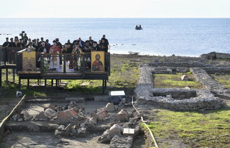 Ο Πάπας Λέων ΙΔ' και ο Οικουμενικός Πατριάρχης Βαρθολομαίος, μαζί με εκπροσώπους άλλων Εκκλησιών, στη Νίκαια της Βιθυνίας, στο χώρο των ερειπίων της βασιλικής του Αγίου Νεοφύτου (φωτ.: EPA / Alessandro di Meo)