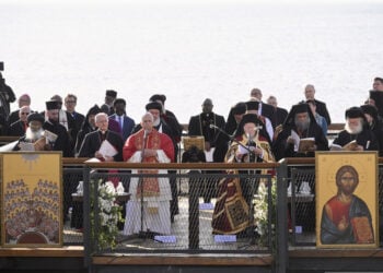 Ο Πάπας Λέων ΙΔ' και ο Οικουμενικός Πατριάρχης Βαρθολομαίος στη Νίκαια της Βιθυνίας, στο χώρο των ερειπίων της βασιλικής του Αγίου Νεοφύτου, Παρασκευή 28 Νοεμβρίου 2025 (φωτ.: EPA / Alessandro di Meo)