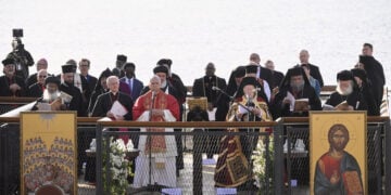 Ο Πάπας Λέων ΙΔ' και ο Οικουμενικός Πατριάρχης Βαρθολομαίος στη Νίκαια της Βιθυνίας, στο χώρο των ερειπίων της βασιλικής του Αγίου Νεοφύτου, Παρασκευή 28 Νοεμβρίου 2025 (φωτ.: EPA / Alessandro di Meo)