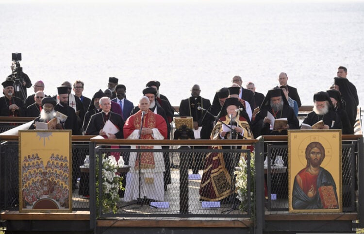 Ο Πάπας Λέων ΙΔ' και ο Οικουμενικός Πατριάρχης Βαρθολομαίος στη Νίκαια της Βιθυνίας, στο χώρο των ερειπίων της βασιλικής του Αγίου Νεοφύτου, Παρασκευή 28 Νοεμβρίου 2025 (φωτ.: EPA / Alessandro di Meo)