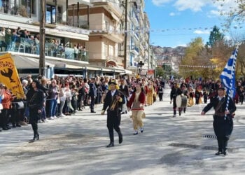 Η κεφαλή του αγήματος της Οργάνωσης Ποντίων Ν. Καστοριάς «Ο Εύξεινος Πόντος» (φωτ.: fouit.gr)