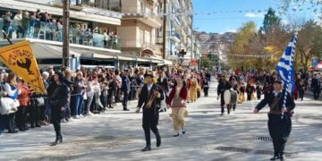 Η κεφαλή του αγήματος της Οργάνωσης Ποντίων Ν. Καστοριάς «Ο Εύξεινος Πόντος» (φωτ.: fouit.gr)