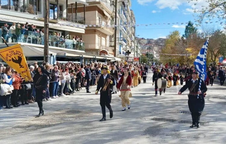 Η κεφαλή του αγήματος της Οργάνωσης Ποντίων Ν. Καστοριάς «Ο Εύξεινος Πόντος» (φωτ.: fouit.gr)