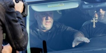 Ο πατέρας του Ραφαήλ Γαλυφιανάκη κατά τη μεταφορά της σορού του 19χρονου στο Ηράκλειο Κρήτης (φωτ.: Κώστας Μεταξάκης/EUROKINISSI)