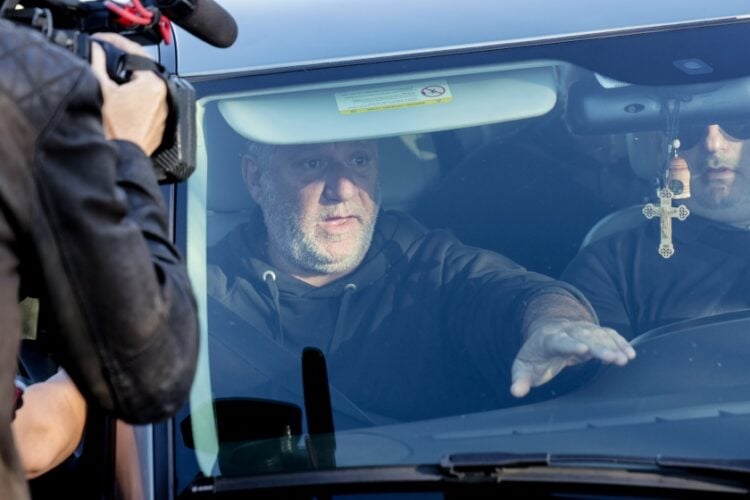 Ο πατέρας του Ραφαήλ Γαλυφιανάκη κατά τη μεταφορά της σορού του 19χρονου στο Ηράκλειο Κρήτης (φωτ.: Κώστας Μεταξάκης/EUROKINISSI)