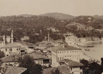 Άποψη της Ριζούντας, λιμάνι 60 χιλιόμετρα ανατολικά της Τραπεζούντας, πρωτεύουσα της επαρχίας του Λαζιστάν. Φωτογραφία των Αδελφών Κακούλη, δεκαετία 1890 (πηγή: Εθνικό Ιστορικό Μουσείο/CC BY 4.0)