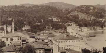 Άποψη της Ριζούντας, λιμάνι 60 χιλιόμετρα ανατολικά της Τραπεζούντας, πρωτεύουσα της επαρχίας του Λαζιστάν. Φωτογραφία των Αδελφών Κακούλη, δεκαετία 1890 (πηγή: Εθνικό Ιστορικό Μουσείο/CC BY 4.0)