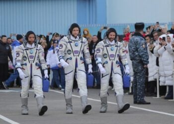 Τα μέλη της Αποστολής 74, ο αστροναύτης της NASA Κρις Ουίλιαμς (α) και οι κοσμοναύτες της Roscosmos Σεργκέι Κουντ-Σβέρτσκοφ (κέντρο) και Σεργκέι Μικάεφ στην τελετή πριν από την εκτόξευση του Soyuz MS-28 (φωτ.: EPA/PAVEL MIKHEYEV)