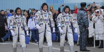 Τα μέλη της Αποστολής 74, ο αστροναύτης της NASA Κρις Ουίλιαμς (α) και οι κοσμοναύτες της Roscosmos Σεργκέι Κουντ-Σβέρτσκοφ (κέντρο) και Σεργκέι Μικάεφ στην τελετή πριν από την εκτόξευση του Soyuz MS-28 (φωτ.: EPA/PAVEL MIKHEYEV)