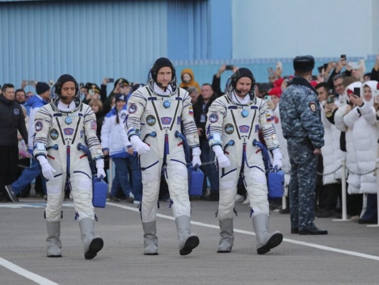 Τα μέλη της Αποστολής 74, ο αστροναύτης της NASA Κρις Ουίλιαμς (α) και οι κοσμοναύτες της Roscosmos Σεργκέι Κουντ-Σβέρτσκοφ (κέντρο) και Σεργκέι Μικάεφ στην τελετή πριν από την εκτόξευση του Soyuz MS-28 (φωτ.: EPA/PAVEL MIKHEYEV)