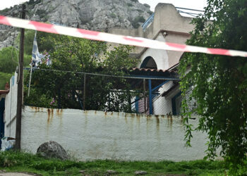 Η μονοκατοικία στη Σαλαμίνα όπου έμενε η ηλικιωμένη που δολοφονήθηκε (φωτ.: 
EUROKINISSI / Κώστας Τζούμας)