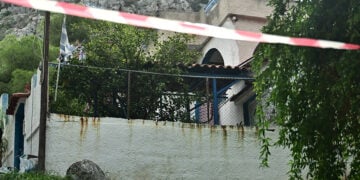 Η μονοκατοικία στη Σαλαμίνα όπου έμενε η ηλικιωμένη που δολοφονήθηκε (φωτ.: 
EUROKINISSI / Κώστας Τζούμας)