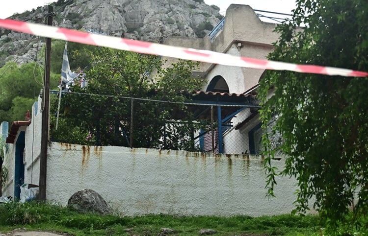 Η μονοκατοικία στη Σαλαμίνα όπου έμενε η ηλικιωμένη που δολοφονήθηκε (φωτ.: 
EUROKINISSI / Κώστας Τζούμας)