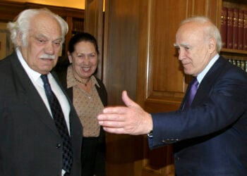 Ο Κάρολος Παπούλιας υποδέχεται στο Προεδρικό Μέγαρο τον Βίκτωρα Σαρηγιαννίδη, 8 Μαρτίου 2007 (φωτ.: EUROKINISSI)