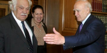 Ο Κάρολος Παπούλιας υποδέχεται στο Προεδρικό Μέγαρο τον Βίκτωρα Σαρηγιαννίδη, 8 Μαρτίου 2007 (φωτ.: EUROKINISSI)