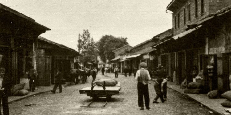 Δρόμος στην αγορά των Σουρμένων (πηγή: Αθηνά Μακρίδου-Καλλιγά / ΕΠΜ / searchculture.gr)