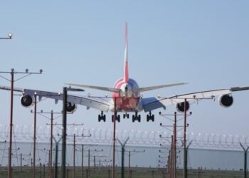 Αεροπλάνο προσγειώνεται στο διεθνές αεροδρόμιο του Λος Άντζελες (LAX) (φωτ.: EPA/ALLISON DINNER)