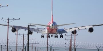 Αεροπλάνο προσγειώνεται στο διεθνές αεροδρόμιο του Λος Άντζελες (LAX) (φωτ.: EPA/ALLISON DINNER)