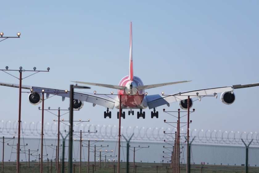 Αεροπλάνο προσγειώνεται στο διεθνές αεροδρόμιο του Λος Άντζελες (LAX) (φωτ.: EPA/ALLISON DINNER)