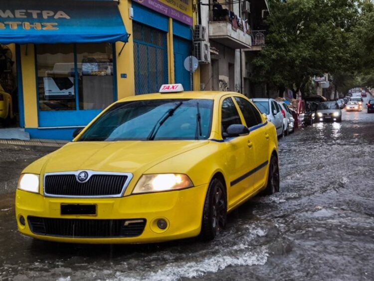 Στιγμιότυπο από την περιοχή του Κολωνού κατά την διάρκεια της καταιγίδας στην Αθήνα (φωτ.: EUROKINISSI / Γιώργος Κονταρίνης)