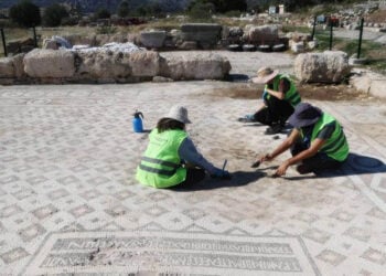 Συντήρηση στα περίφημα ψηφιδωτά της βασιλικής που βρίσκεται στην Ξάνθο της Λυκίας (φωτ.: Anadolu)
