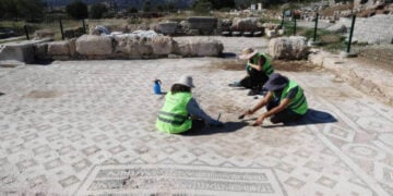 Συντήρηση στα περίφημα ψηφιδωτά της βασιλικής που βρίσκεται στην Ξάνθο της Λυκίας (φωτ.: Anadolu)