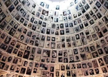 Η αίθουσα με τις φωτογραφίες και τα ονόματα των θυμάτων στο Γιαντ Βασέμ (φωτ.: Gary Todd / commons.wikimedia.org)