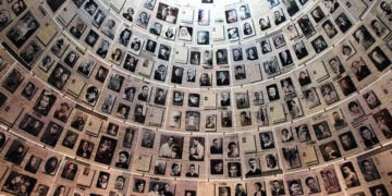 Η αίθουσα με τις φωτογραφίες και τα ονόματα των θυμάτων στο Γιαντ Βασέμ (φωτ.: Gary Todd / commons.wikimedia.org)