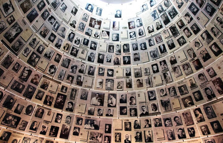Η αίθουσα με τις φωτογραφίες και τα ονόματα των θυμάτων στο Γιαντ Βασέμ (φωτ.: Gary Todd / commons.wikimedia.org)