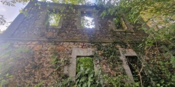 Τα ερείπια του τριώροφου πέτρινου ελληνικού σχολείου στο Ζουρέλ, στην περιοχή του Όφεως, που μετά τον ξεριζωμό χρησιμοποιήθηκε ως τουρκικό γυμνάσιο (πηγή: de.wikipedia.org/wiki/Schule_von_Zurel)