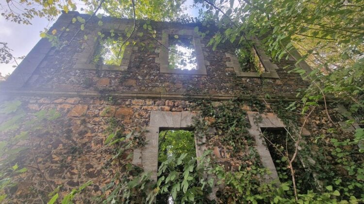 Τα ερείπια του τριώροφου πέτρινου ελληνικού σχολείου στο Ζουρέλ, στην περιοχή του Όφεως, που μετά τον ξεριζωμό χρησιμοποιήθηκε ως τουρκικό γυμνάσιο (πηγή: de.wikipedia.org/wiki/Schule_von_Zurel)