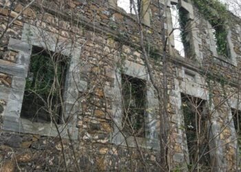 Τα ερείπια του τριώροφου πέτρινου ελληνικού σχολείου στο Ζουρέλ, στην περιοχή του Όφεως, που μετά τον ξεριζωμό χρησιμοποιήθηκε ως τουρκικό γυμνάσιο (φωτ.: facebook.com/ofsaraykoy?locale=tr_TR/ofsaraykoy.com)