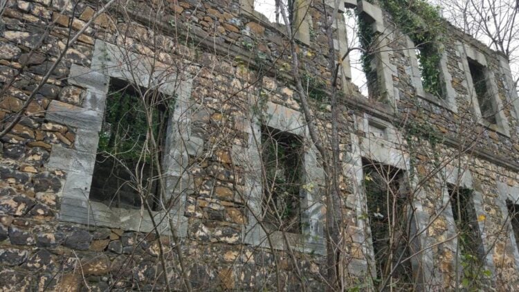 Τα ερείπια του τριώροφου πέτρινου ελληνικού σχολείου στο Ζουρέλ, στην περιοχή του Όφεως, που μετά τον ξεριζωμό χρησιμοποιήθηκε ως τουρκικό γυμνάσιο (φωτ.: facebook.com/ofsaraykoy?locale=tr_TR/ofsaraykoy.com)