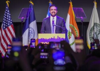 Ο εκλεγμένος δήμαρχος της Νέας Υόρκης Ζόραν Μαμντάνι στη διάρκεια της νικητήριας ομιλίας του (φωτ.: EPA/SARAH YENESEL)