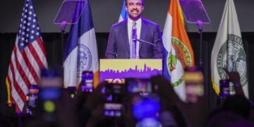 Ο εκλεγμένος δήμαρχος της Νέας Υόρκης Ζόραν Μαμντάνι στη διάρκεια της νικητήριας ομιλίας του (φωτ.: EPA/SARAH YENESEL)