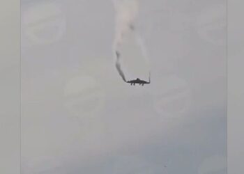 Το τουρκικό αεροσκάφος την ώρα της πτώσης (φωτ.: glomex)