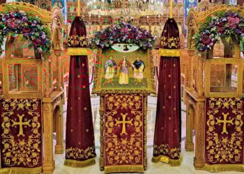 Η Αγία Ελένη εκ Σινώπης αγιογραφημένοι μαζί με τους Αγίους Κοσμά και Δαμιανό (φωτ.: Facebook / Ιερός Ναός Αγίας Μαρίνης Άνω Τούμπας)