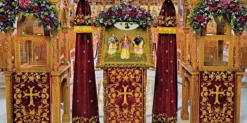 Η Αγία Ελένη εκ Σινώπης αγιογραφημένοι μαζί με τους Αγίους Κοσμά και Δαμιανό (φωτ.: Facebook / Ιερός Ναός Αγίας Μαρίνης Άνω Τούμπας)