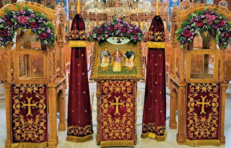 Η Αγία Ελένη εκ Σινώπης αγιογραφημένοι μαζί με τους Αγίους Κοσμά και Δαμιανό (φωτ.: Facebook / Ιερός Ναός Αγίας Μαρίνης Άνω Τούμπας)