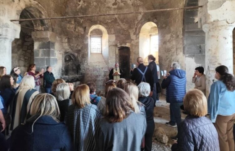 Ορθόδοξοι ύμνοι ακούστηκαν ξανά στην Αγία Μακρίνα (φωτ.: neakriti.gr)