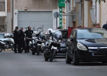 Αστυνομικές δυνάμεις έξω από το σπίτι του θύματος, στις 10/10/25 (φωτ.: EUROKINISSI / Γιάννης Παναγόπουλος)