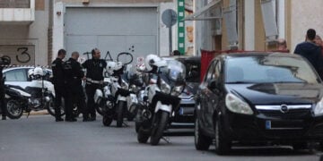 Αστυνομικές δυνάμεις έξω από το σπίτι του θύματος, στις 10/10/25 (φωτ.: EUROKINISSI / Γιάννης Παναγόπουλος)